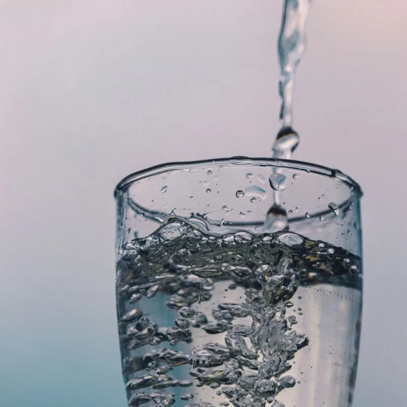 Vaso de agua limpia producto de la optimización de sistemas hídricos de GENSSA.