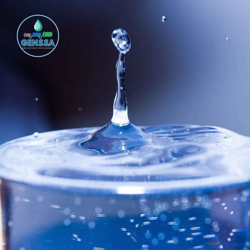 Gota de agua pura representando soluciones sostenibles en Colombia